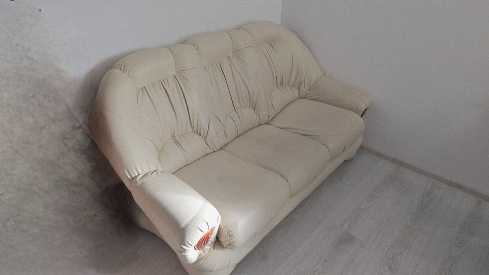 Vând canapea piele ecologică, extensibilă, trei persoane