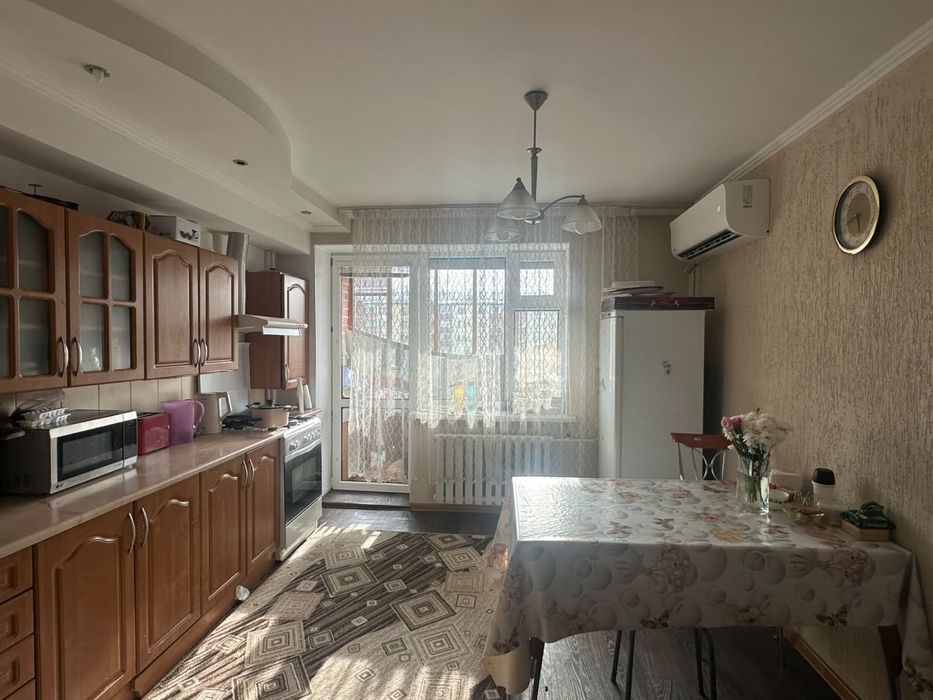 Продам 3 ком нвстр , кирпичный дом 3 этаж.Азия/ СитиМолл