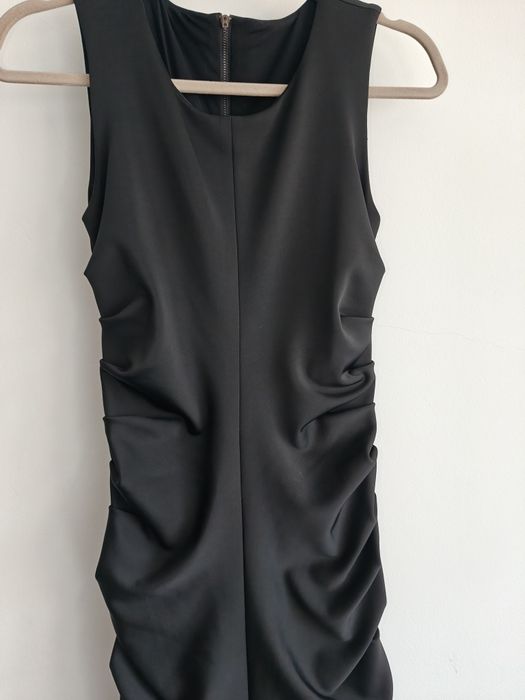 Rochie S cu mâneci lungi , Rochie neagra