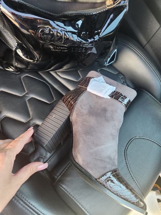 Botine noi ,piele întoarsă cu lac