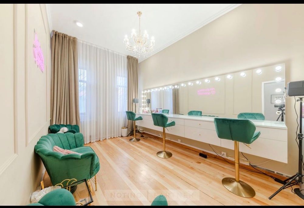 Vând ansamblu profesional make-up cu oglindă Hollywood – făcut pe comandă