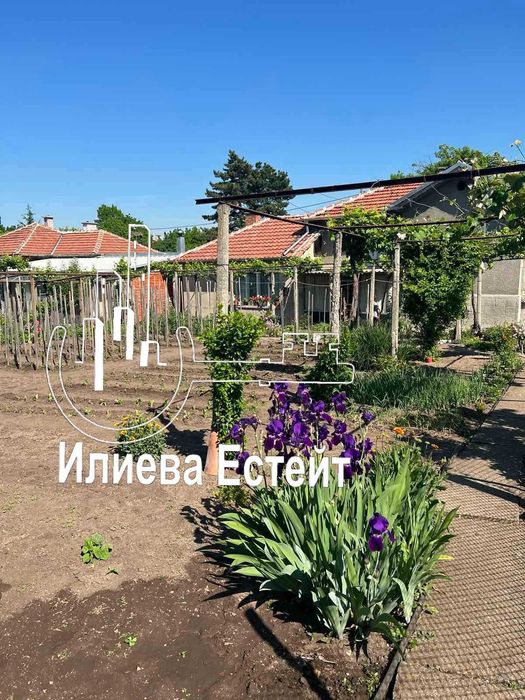 Продава къща с двор в с.Ябълково до Димитровград