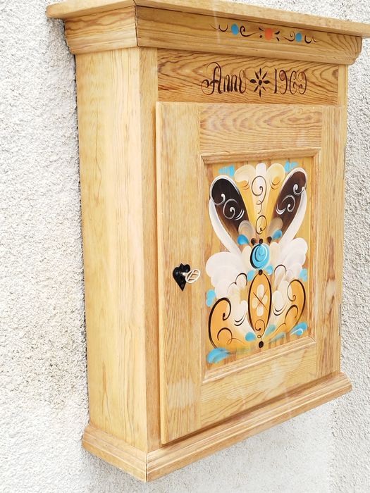 Винтидж ръчно рисувано шкафче / масив