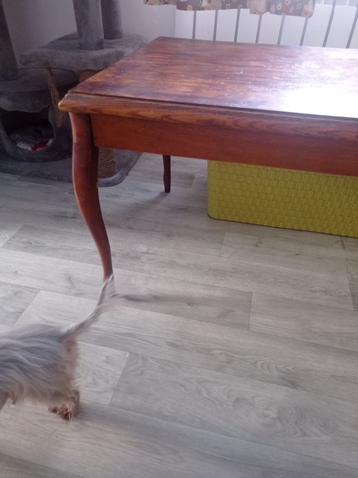 Продам деревянный стол с резными ножками.