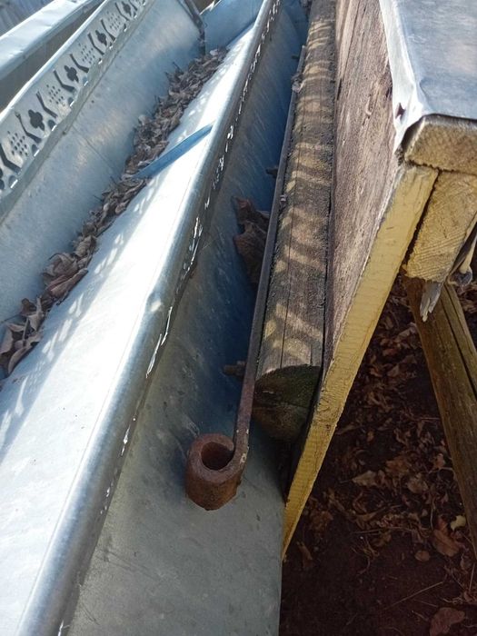 Vand gard din scandura,banci si stalpi de fier.