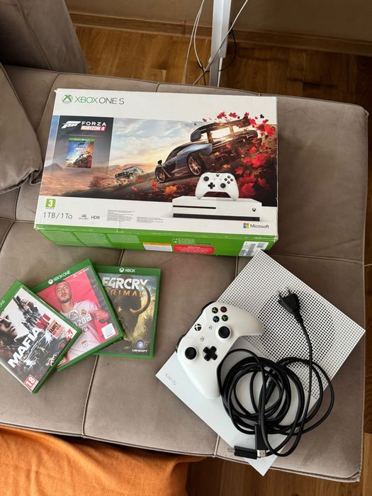 se vinde Xbox One S 1TB