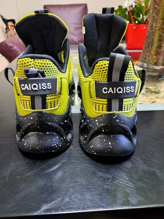 Продавам мъжки маратонки с ярко жълто желен цвят закупени от Германия.