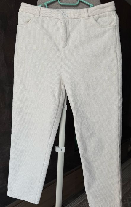 Белые вельветовые с флисом штаны в М размере.
