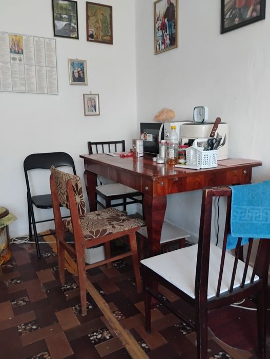 Vînd masă de bucătărie,cu dimensiunea blatului de 80x50x80cu picioare din lemn de brad.Este curată in stare bună de folosință.Prețavantajos : 150 lei!