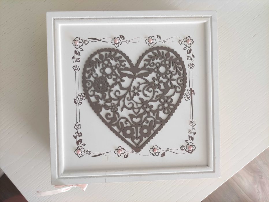 Дървена кутия за чай - ръчно декорирана