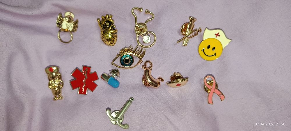 Медицинские брошки