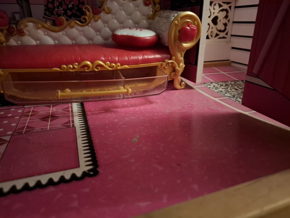 Casă de păpuși din lemn