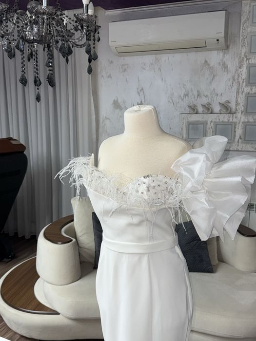 Луксозна елегантна рокля с пера и блясък