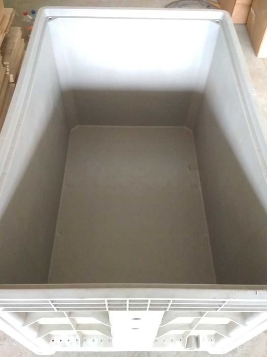 Пластиковый ящик контейнер сплошной, на ножках