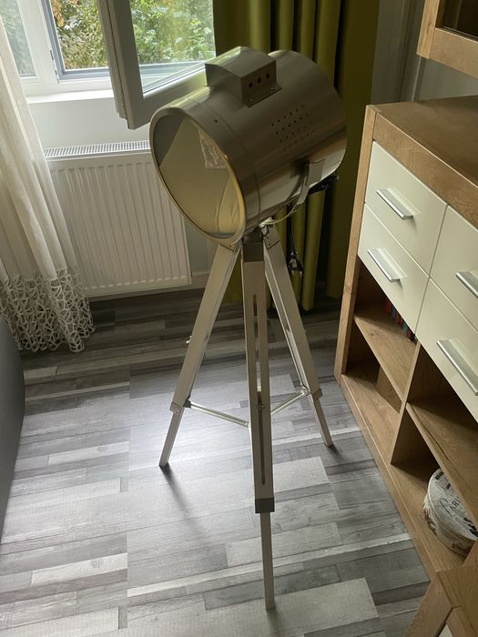 Vand lampa cu trepied reglabil pentru casa/apartament