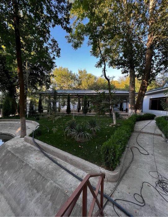 Продается шикарная зона отдыха ! Территория 99 соток .