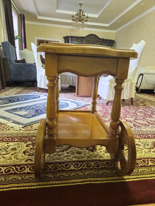 Mehmonxona uchun servis aravachasi