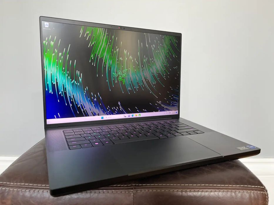 Ca NOU! Razer Blade 16 (2025) - RTX 5090 cu 24GB VRAM - OLED 2K 240HZ - Vapor Chamber Cooling! - 4Tb - 64GB RAM. Cel mai subtire laptop! Metal chassis