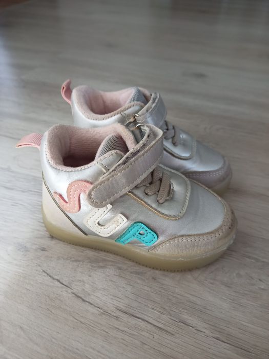 Демисезонные кроссовки для девочки (21 размер)