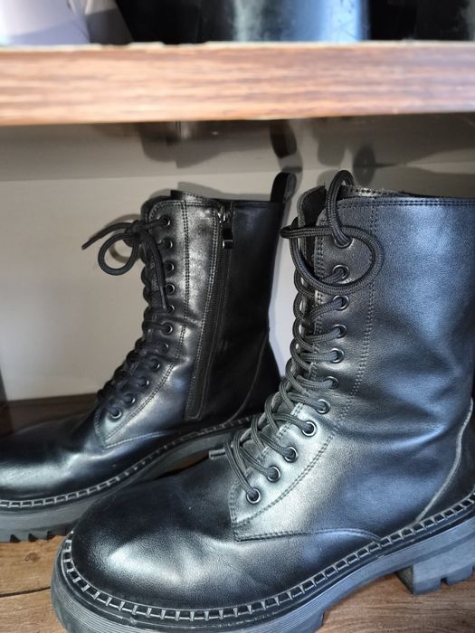 Продам женские ботинки