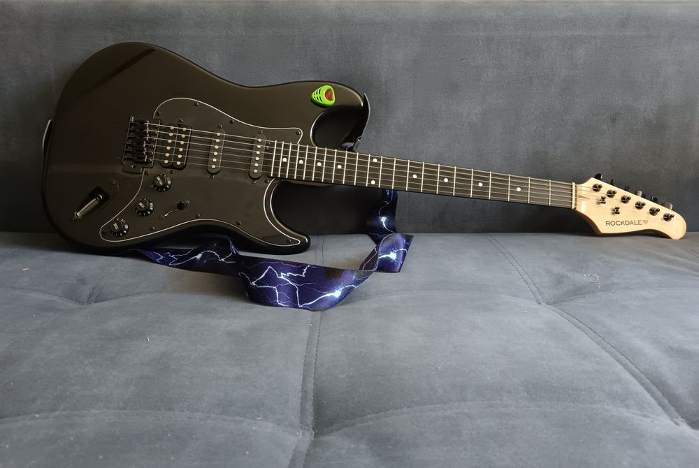 Электрогитара продам