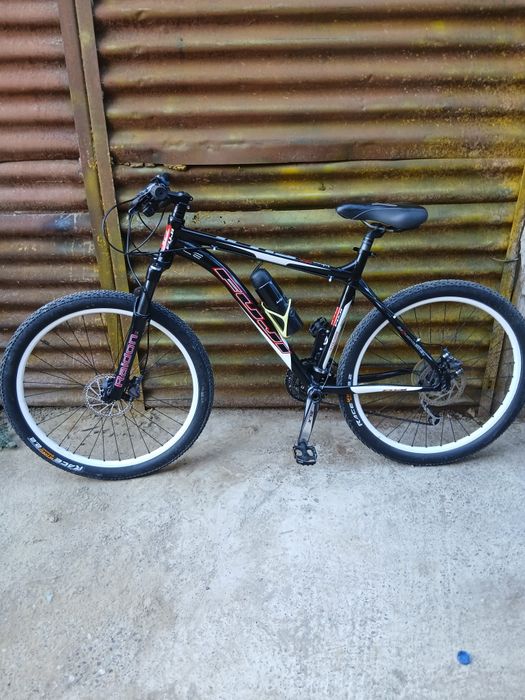 Vând bicicletă fuji în stare buna are roti de 26 si frâne pe ulei