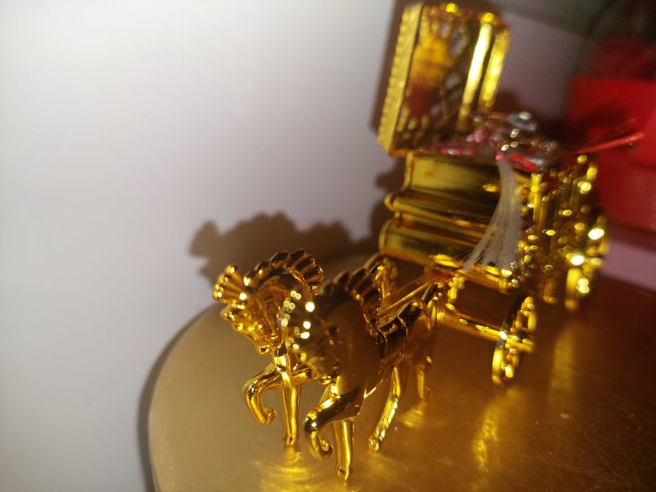 Caleasca trasura cu caluti cutie bijuterii aurie