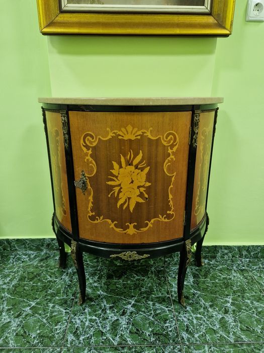 Прекрасен антикварен шкаф скрин бар