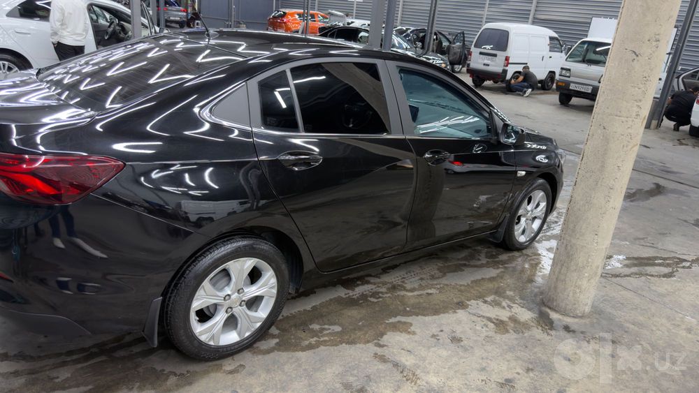 Onix sotiladi rangi qora