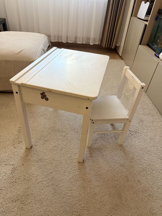 Birou cu loc de depozitare pentru copii