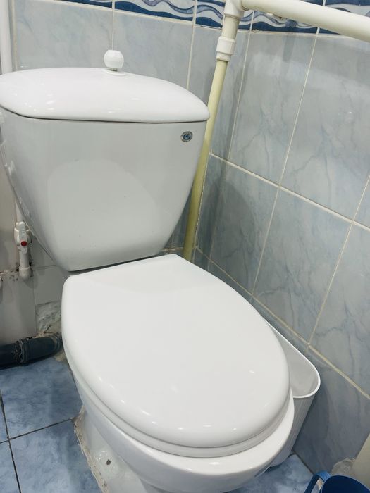 Унитаз,туалет.В хорошем состоянии