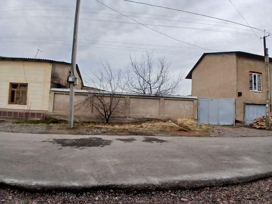 Ўрта Чирчиқ Роватак МФЙ.  Ховли уй. Сотилади.