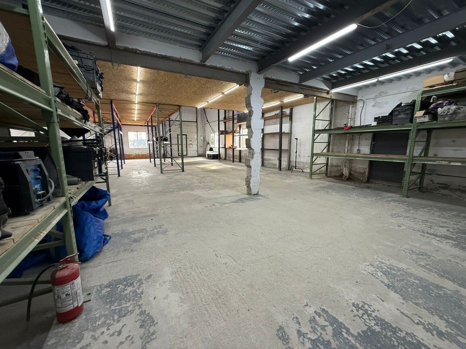 Vand Hala cu spatiu de locuit sau de birouri