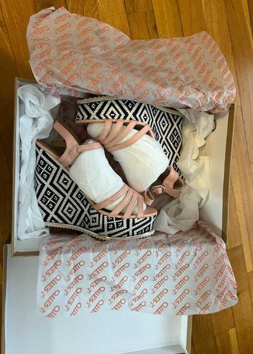 Sandale roz cu platforma 37