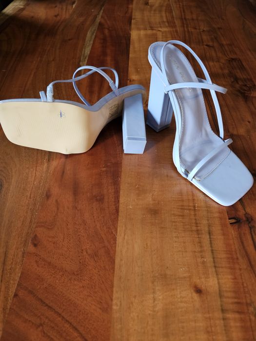 Sandale cu toc înalt