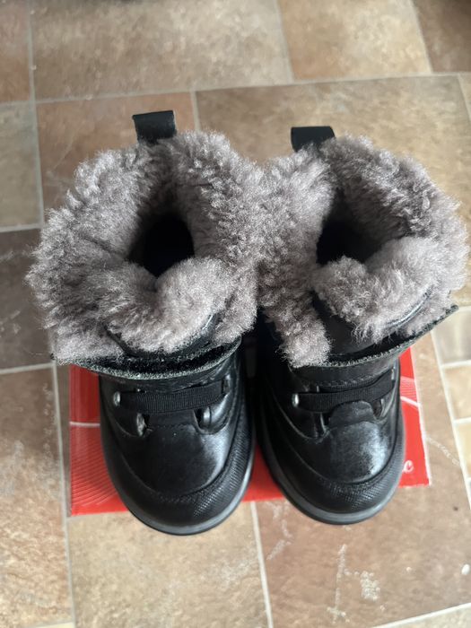 Продаетя детская зимняя обувь