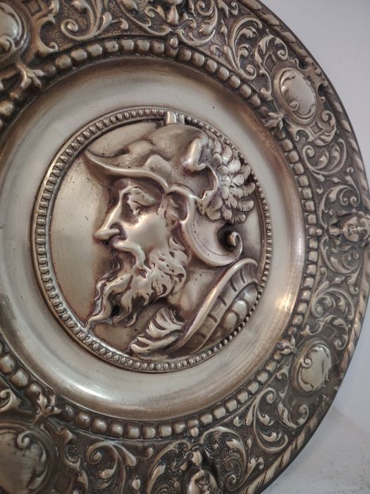 Superb basorelief,tablou din alama masiva  bătut manual ,piesa cu o lucrătură de o foarte mare finețe , dimensiuni 46 cm in diametru