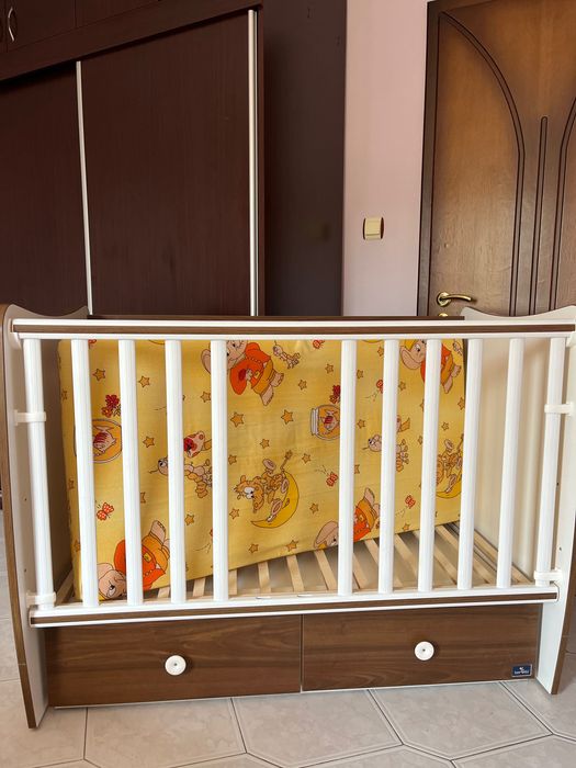 Детско легло с люлеещ механизъм