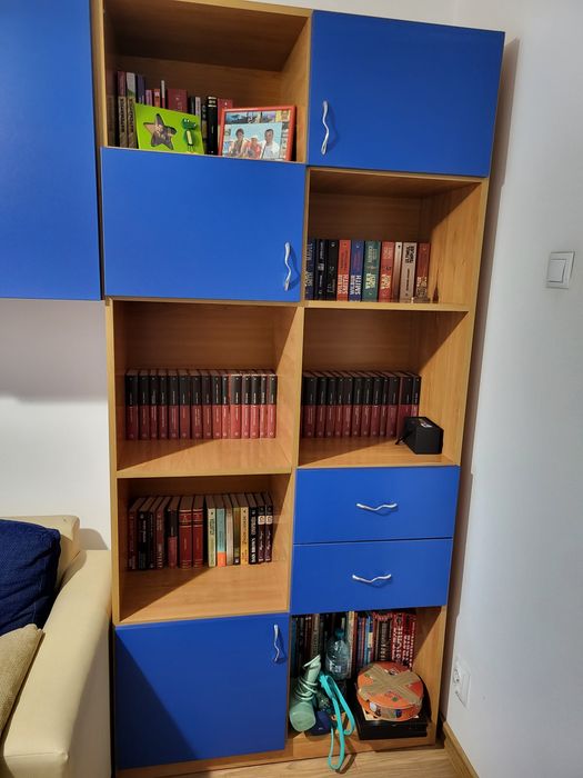 Bibliotecă  cu multe rafturi + birou, cameră de tineret, de studiu