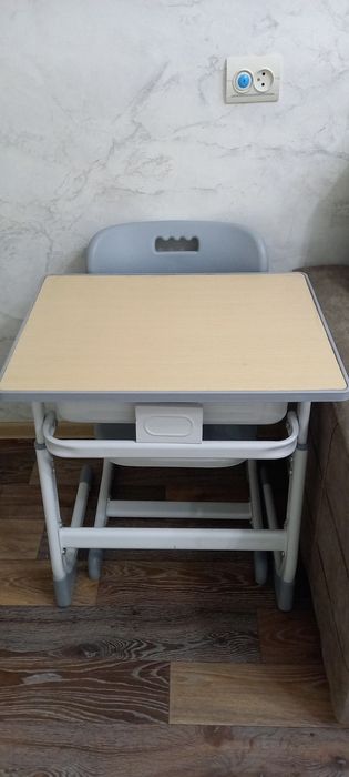 Продам детскую школьную парту