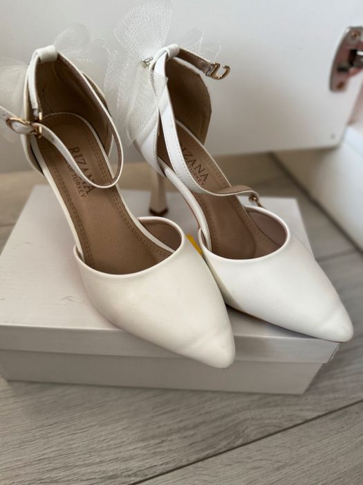 Продам туфли белые