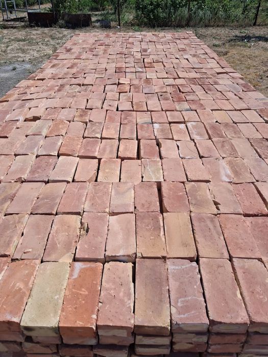 Красный кирпич 65тг.