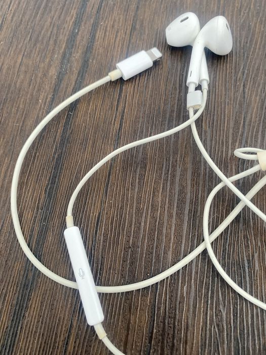 Оригинальные наушники Apple EarPods (Lightning)