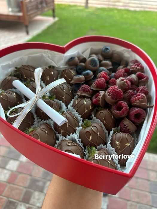 Клубника в шоколаде подарок