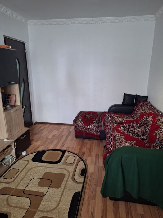 Vand apartament semi-decomandat