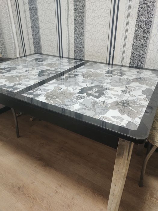 Красивый  обеденный стол