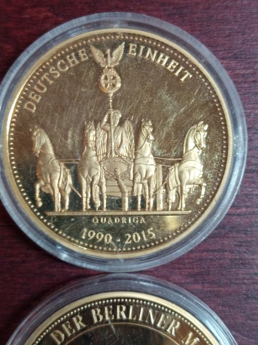 Лот от позлатени плакети