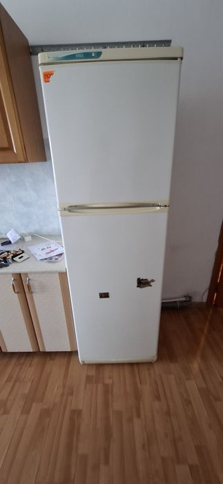 Холодильник с морозильной камерой