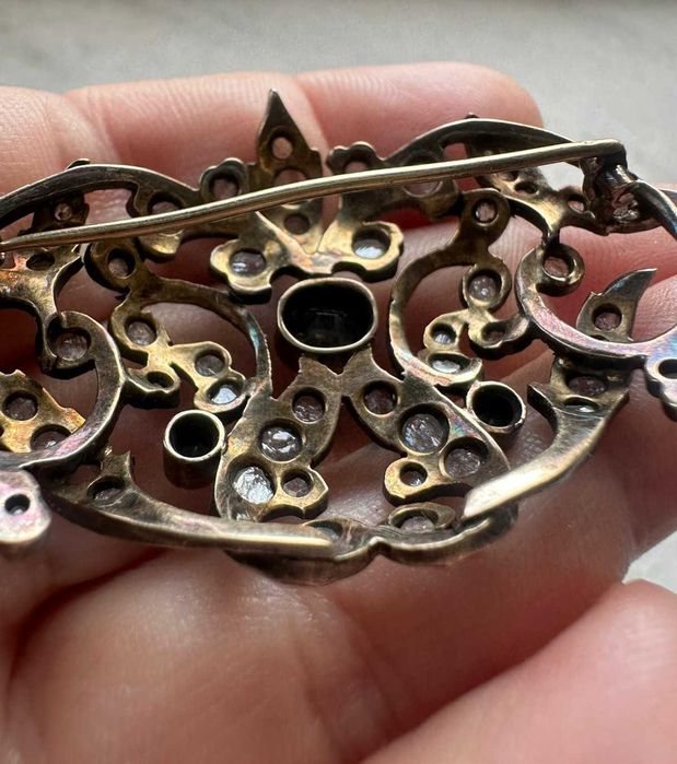 Broșă din aur și argint, decorată cu safire și diamante, în. sec. XX