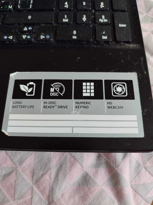 Acer Aspire E5-572G (i3-4000M / 6GB RAM / 1TB HDD / NVIDIA) + зарядно
